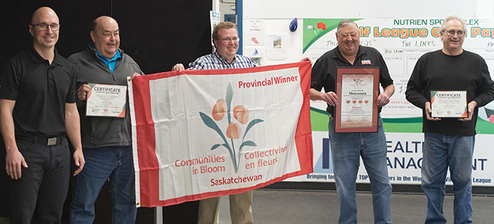 Andrew Exelby, with Sask Parks and Rec, presenting the Communities in Bloom awards and certificates of recognition on Tuesday. From left are Justin Young, GM of the Rocanville Nutrien mine site who was the main sponsor for the Moosomin area’s entry into the competition, Chris Davidson with the Moosomin Regional Park Board, Andrew Exelby, Moosomin Mayor Larry Tomlinson, and Jack Thompson with Pipestone Hills Golf Club.<br />